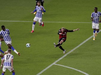 Weil die Berliner zuviel Abstand gewähren, zirkelt Frankfurts Mittelfeldstratege Sebastian Rode den Ball in die Maschen. Foto: Michael Sohn/POOL AP/dpa Weil die Berliner zuviel Abstand gewähren, zirkelt Frankfurts Mittelfeldstratege Sebastian Rode den Ball in die Maschen. Foto: Michael Sohn/POOL AP/dpa