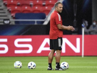 Bayern-Trainer Hansi Flick muss mit seinem Team bei der TSG 1899 Hoffenheim antreten. Foto: Attila Kisbenedek/Pool AFP/AP/dpa Bayern-Trainer Hansi Flick muss mit seinem Team bei der TSG 1899 Hoffenheim antreten. Foto: Attila Kisbenedek/Pool AFP/AP/dpa