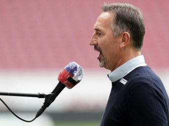 Der Mainzer Trainer Achim Beierlorzer beim Interview. Foto: Thomas Frey/dpa Der Mainzer Trainer Achim Beierlorzer beim Interview. Foto: Thomas Frey/dpa