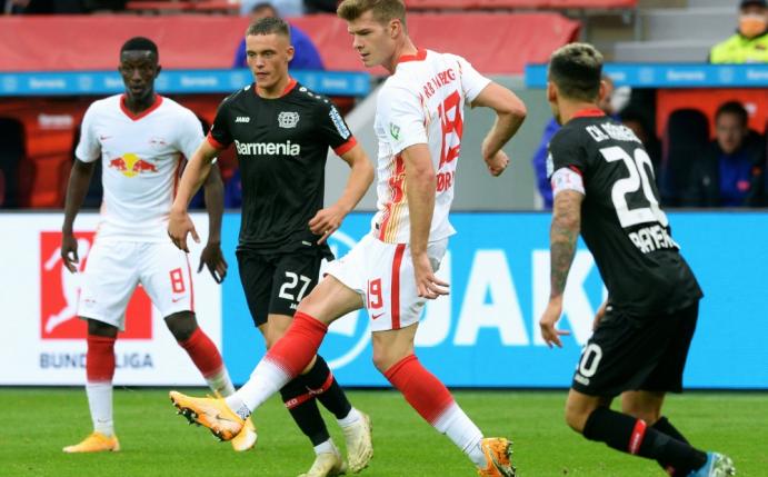 Alexander Sörloth (m.) feierte sein Debüt für RB Leipzig