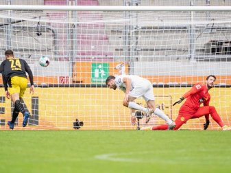 Ausgerechnet der Ex-Schalker Daniel Caligiuri (M) traf gegen den BVB zum 2:0. Foto: Matthias Balk/dpa Ausgerechnet der Ex-Schalker Daniel Caligiuri (M) traf gegen den BVB zum 2:0. Foto: Matthias Balk/dpa
