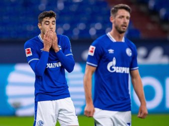 Der Schalker Ozan Kabak (l) soll Werder Bremens Ludwig Augustinsson bespuckt haben. Foto: Guido Kirchner/dpa Der Schalker Ozan Kabak (l) soll Werder Bremens Ludwig Augustinsson bespuckt haben. Foto: Guido Kirchner/dpa