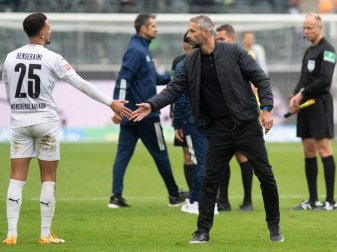 Gladbach-Trainer Marco Rose (r) klatscht nach dem 1:1 Ramy Bensebaini ab. Foto: Bernd Thissen/dpa Gladbach-Trainer Marco Rose (r) klatscht nach dem 1:1 Ramy Bensebaini ab. Foto: Bernd Thissen/dpa