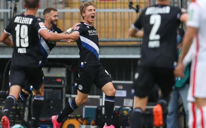 Bielefelds Joan Simun Edmundsson (M) erzielte als erster Färinger einen Treffer in der Bundesliga. Foto: Friso Gentsch/dpa