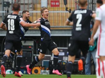 Bielefelds Joan Simun Edmundsson (M) erzielte als erster Färinger einen Treffer in der Bundesliga. Foto: Friso Gentsch/dpa Bielefelds Joan Simun Edmundsson (M) erzielte als erster Färinger einen Treffer in der Bundesliga. Foto: Friso Gentsch/dpa