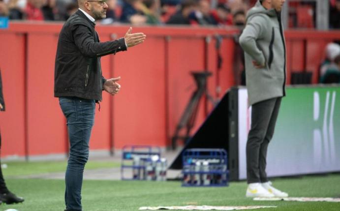 Leverkusens Trainer Peter Bosz (l) und sein Leipziger Kollege Trainer Julian Nagelsmann beobachten das Spiel. Foto: Federico Gambarini/dpa