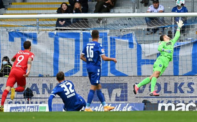 Simon Zoller (l.) trifft per Lupfer zum 1:0 für Bochum