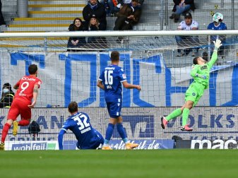 Simon Zoller (l.) trifft per Lupfer zum 1:0 für Bochum Simon Zoller (l.) trifft per Lupfer zum 1:0 für Bochum