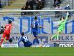 Simon Zoller (l.) trifft per Lupfer zum 1:0 für Bochum