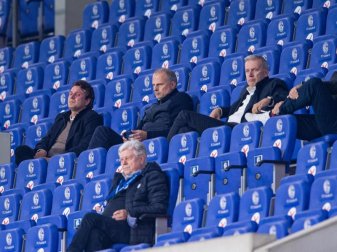 Die Schalker Führungsetage um Jochen Schneider (2.v.l.) verfolgt die Partie gegen Bremen. Foto: Guido Kirchner/dpa Die Schalker Führungsetage um Jochen Schneider (2.v.l.) verfolgt die Partie gegen Bremen. Foto: Guido Kirchner/dpa