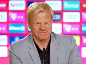 Oliver Kahn warnt die Fußball-Branche Oliver Kahn warnt die Fußball-Branche