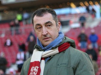 Cem Özdemir ist für eine Begrenzung von Spielergehältern