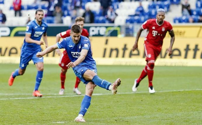Traf beim Hoffenheimer Sieg gegen Bayern zweimal: Andrej Kramaric. Foto: Uwe Anspach/dpa