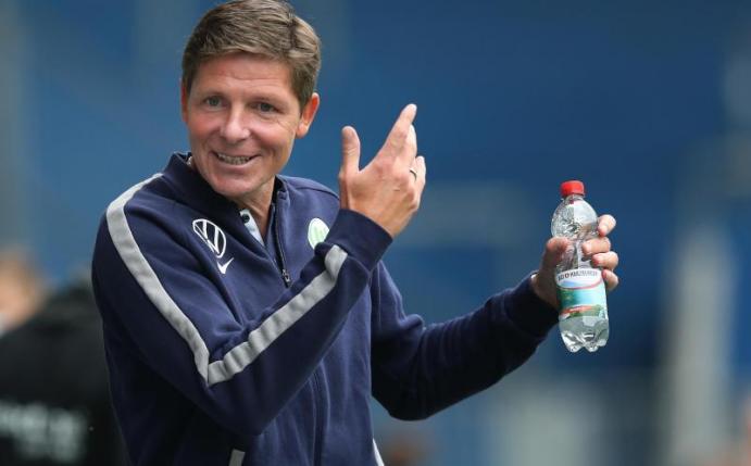 Wolfsburgs Trainer Oliver Glasner will mit seinem Team in die Europa League einziehen. Foto: Ronny Hartmann/dpa-Zentralbild/dpa