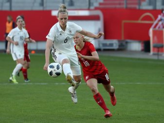 Nationalspielerin Demann (l.) verlängert bei Bayern Nationalspielerin Demann (l.) verlängert bei Bayern