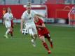 Nationalspielerin Demann (l.) verlängert bei Bayern 