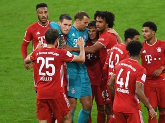 Die Münchner Mannschaft um Kapitän Manuel Neuer feiert den hart erkämpften 3:2 Sieg. Foto: Andreas Gebert/Reuters/Pool/dpa