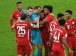 Die Münchner Mannschaft um Kapitän Manuel Neuer feiert den hart erkämpften 3:2 Sieg. Foto: Andreas Gebert/Reuters/Pool/dpa