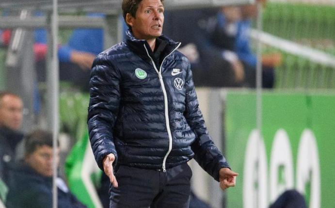 Will mit dem VfL Wolfsburg in die Europa-League-Gruppenphase: Trainer Oliver Glasner. Foto: Swen Pförtner/dpa