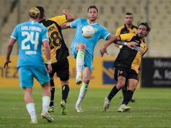 Der VfL Wolfsburg um Stürmer Wout Weghorst (M.) verlor in Athen und schied aus. Foto: Angelos Tzortzinis/dpa Der VfL Wolfsburg um Stürmer Wout Weghorst (M.) verlor in Athen und schied aus. Foto: Angelos Tzortzinis/dpa
