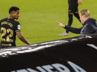 Barcelona-Trainer Ronald Koeman (r) gibt Ansu Fati Anweisungen und der hört offensichtlich genau zu. Foto: Lalo R. Villar/AP/dpa Barcelona-Trainer Ronald Koeman (r) gibt Ansu Fati Anweisungen und der hört offensichtlich genau zu. Foto: Lalo R. Villar/AP/dpa