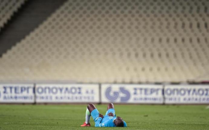 Wolfsburgs Josuha Guilavogui verpasst mit seinem Team die Europa League. Foto: Angelos Tzortzinis/dpa