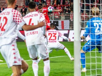 Max Kruse (M/hinten) trifft für Union Berlin zum 1:0 gegen Torwart Robin Zentner (r) vom FSV Mainz 05. Foto: Andreas Gora/dpa