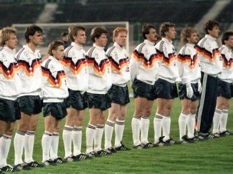 Matthias Sammer (M) war der einzige ehemalige DDR-Nationlspieler, der am 19. Dezember beim ersten gemeinsamen Länderspiel in der DFB-Startelf stand. Foto: Harry Melchert/dpa