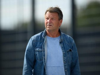 Beklagt sich über den Zustand des ostdeutschen Fußballs: Hans-Jürgen "Dixie" Dörner. Foto: Robert Michael/dpa-Zentralbild/dpa Beklagt sich über den Zustand des ostdeutschen Fußballs: Hans-Jürgen "Dixie" Dörner. Foto: Robert Michael/dpa-Zentralbild/dpa