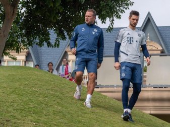 Bayern-Trainer Hansi Flick (l) und Torwart Sven Ulreich (r) im Trainingslager. Foto: Peter Kneffel/dpa