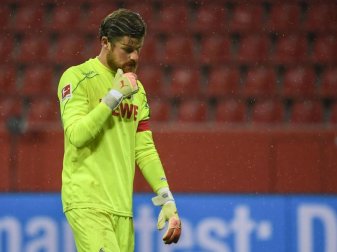 Kölns Timo Horn verlässt nach einem Spiel mit hängendem Kopf den Platz. Foto: Ina Fassbender/AFP Pool/dpa