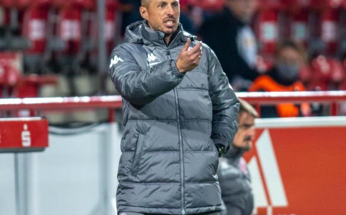 Mainz Trainer Jan-Moritz Lichte steht gestikulierend am Spielfeldrand. Foto: Andreas Gora/dpa