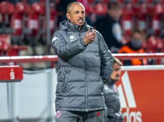 Mainz Trainer Jan-Moritz Lichte steht gestikulierend am Spielfeldrand. Foto: Andreas Gora/dpa Mainz Trainer Jan-Moritz Lichte steht gestikulierend am Spielfeldrand. Foto: Andreas Gora/dpa