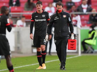 Leverkusens Patrik Schick (2.v.r) geht verletzt vom Platz. Foto: Tom Weller/dpa