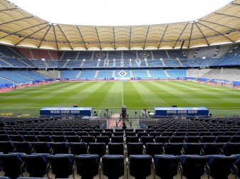Das Spiel von Erzgebirge Aue beim Hamburger Sport Verein fällt wegen zwei Corona-Fällen offenbar aus. Foto: Stuart Franklin/Getty Images Europe/Pool/dpa Das Spiel von Erzgebirge Aue beim Hamburger Sport Verein fällt wegen zwei Corona-Fällen offenbar aus. Foto: Stuart Franklin/Getty Images Europe/Pool/dpa