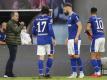 Schalkes Trainer Manuel Baum (l) spricht an der Seitenlinie zu seinen Spielern. Schalke 04 steht nach drei Bundesligaspielen bei null Punkten und 1:15 Toren. Foto: Michael Sohn/AP/dpa