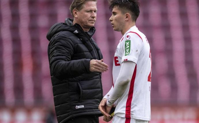 Steht nach der Heimniederlage gegen Gladbach in der Kritik: Kölns Trainer Markus Gisdol (l) tröstet Elvis Rexhbecaj nach dem Spiel. Foto: Marius Becker/dpa