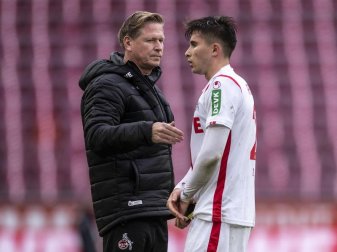 Steht nach der Heimniederlage gegen Gladbach in der Kritik: Kölns Trainer Markus Gisdol (l) tröstet Elvis Rexhbecaj nach dem Spiel. Foto: Marius Becker/dpa Steht nach der Heimniederlage gegen Gladbach in der Kritik: Kölns Trainer Markus Gisdol (l) tröstet Elvis Rexhbecaj nach dem Spiel. Foto: Marius Becker/dpa