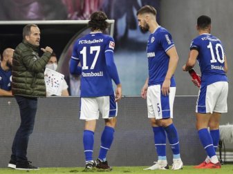 Muss beim FC Schalke 04 für neues Selbstvertrauen sorgen: Trainer Manuel Baum (l) spricht an der Seitenlinie zu den Spielern. Foto: Michael Sohn/AP/dpa Muss beim FC Schalke 04 für neues Selbstvertrauen sorgen: Trainer Manuel Baum (l) spricht an der Seitenlinie zu den Spielern. Foto: Michael Sohn/AP/dpa