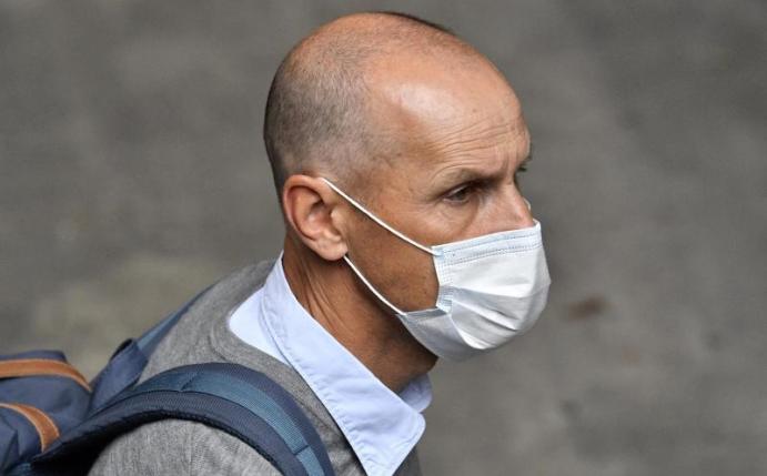 Heiko Herrlich, Trainer vom FC Augsburg, ist mit einer Nasen-Mund-Bedeckung unterwegs. Foto: Martin Meissner/AP-Pool/dpa