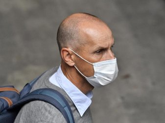 Heiko Herrlich, Trainer vom FC Augsburg, ist mit einer Nasen-Mund-Bedeckung unterwegs. Foto: Martin Meissner/AP-Pool/dpa Heiko Herrlich, Trainer vom FC Augsburg, ist mit einer Nasen-Mund-Bedeckung unterwegs. Foto: Martin Meissner/AP-Pool/dpa