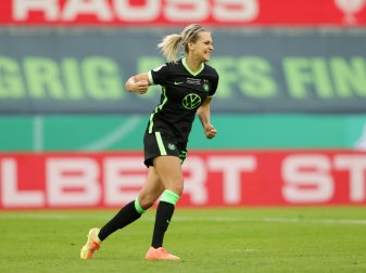 Traf in de 4. Minute per Foulelfmeter: Lena Goeßling Traf in de 4. Minute per Foulelfmeter: Lena Goeßling