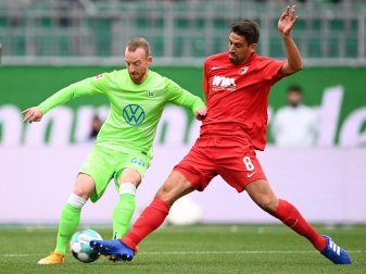 Wolfsburgs Maximilian Arnold (l) kämpft mit Augsburgs Rani Khedira um den Ball. Foto: Swen Pförtner/dpa Wolfsburgs Maximilian Arnold (l) kämpft mit Augsburgs Rani Khedira um den Ball. Foto: Swen Pförtner/dpa