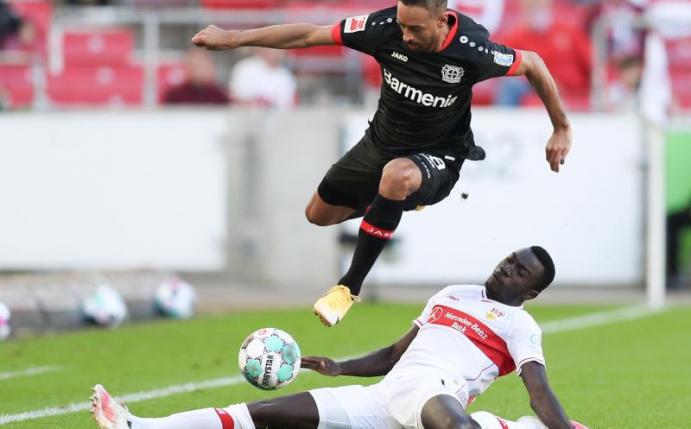 Leitete mit einer unnötigen Aktion den Ausgleich für den Gastgeber ein: Leverkusens Karim Bellarabi (oben). Foto: Tom Weller/dpa