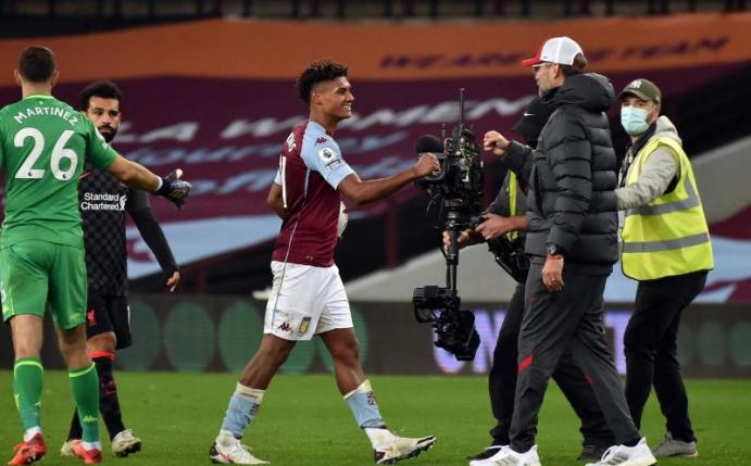 Jürgen Klopp, Trainer von FC Liverpool, gratuliert Ollie Watkins von Aston Villa. Foto: Rui Vieira/PA Wire/dpa