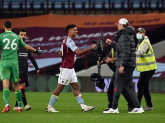 Jürgen Klopp, Trainer von FC Liverpool, gratuliert Ollie Watkins von Aston Villa. Foto: Rui Vieira/PA Wire/dpa Jürgen Klopp, Trainer von FC Liverpool, gratuliert Ollie Watkins von Aston Villa. Foto: Rui Vieira/PA Wire/dpa