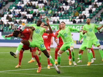 Josuha Guilavogui (3.v.l.) vom VfL Wolfsburg und Tobias Strobl, Spieler beim FC Augsburg, kämpfen um den Ball. Foto: Swen Pförtner/dpa Josuha Guilavogui (3.v.l.) vom VfL Wolfsburg und Tobias Strobl, Spieler beim FC Augsburg, kämpfen um den Ball. Foto: Swen Pförtner/dpa