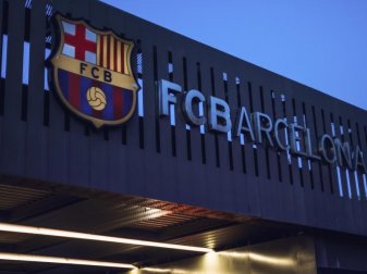 Blick auf das Logo des FC Barcelona am Camp Nou Stadion. Foto: Matthias Oesterle/dpa
