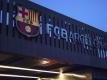 Blick auf das Logo des FC Barcelona am Camp Nou Stadion. Foto: Matthias Oesterle/dpa