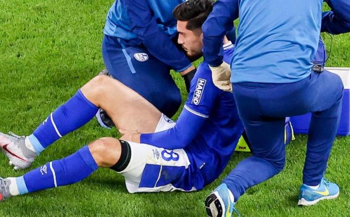 Schalkes Suat Serdar wird nach einer Verletzung behandelt. Foto: Jan Woitas/dpa